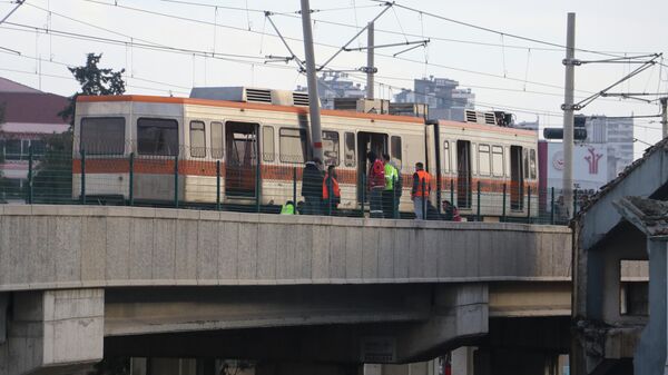 Adana'nın merkez Yüreğir ilçesinde hafif raylı sistemin bir vagonu raydan çıkarak elektrik iletim direğine çarptı - Sputnik Türkiye