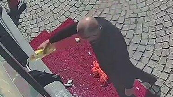 Eczaneye saldırı: Önce kaldırım taşı ile saldırdı sonra sıvıyağ döküp yakmaya çalıştı - Sputnik Türkiye