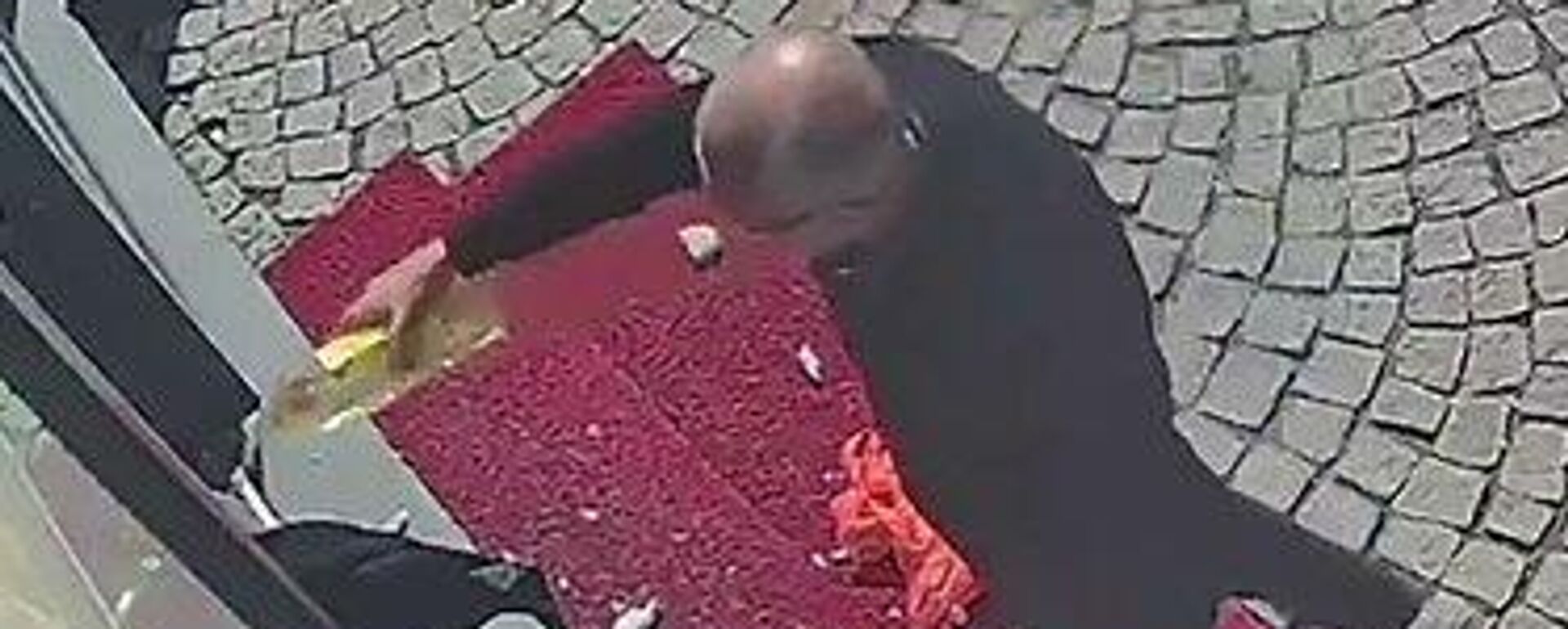 Eczaneye saldırı: Önce kaldırım taşı ile saldırdı sonra sıvıyağ döküp yakmaya çalıştı - Sputnik Türkiye, 1920, 30.03.2026