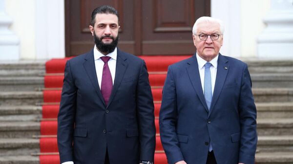 Suriye Cumhurbaşkanı Ahmed Şara, Almanya Cumhurbaşkanı Frank-Walter Steinmeier ile Almanya'nın başkenti Berlin'de bir araya geldi - Sputnik Türkiye