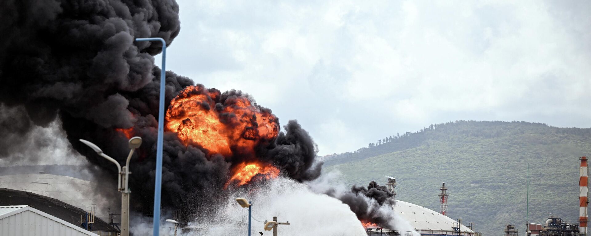 İsrail'in Hayfa tesisleri pazartesi günü İran'ın misilleme saldırılarında vuruldu - Sputnik Türkiye, 1920, 30.03.2026