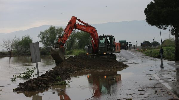 Aydın'da nehir taştı: Tarım arazileri su altında kaldı, ulaşım aksadı - Sputnik Türkiye