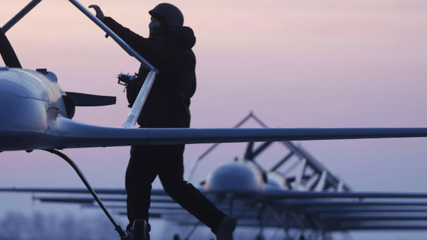 Ukrayna askeri Lyutıy İHA'sını fırlatmaya hazırlanırken - Sputnik Türkiye