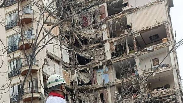 ABD ve İsrail'in saldırısı sonrasında İran'da çok katlı bir binanın enkazı - Sputnik Türkiye