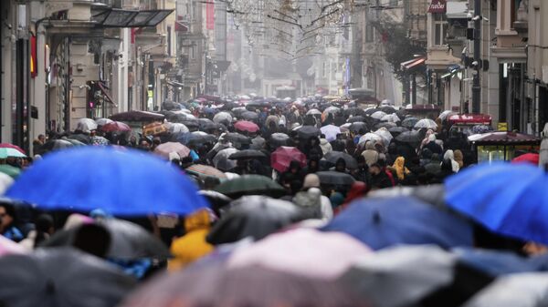 İstiklal Caddesi, yağmur, kalabalık - Sputnik Türkiye