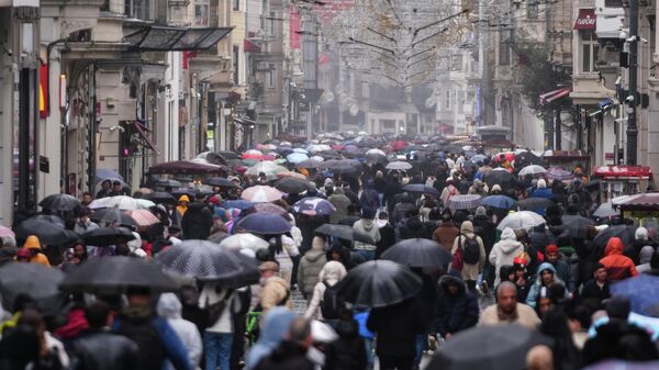 İstiklal Caddesi, yağmur, kalabalık - Sputnik Türkiye