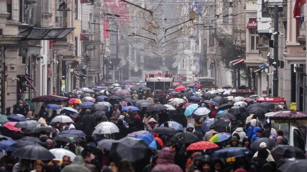 İstiklal Caddesi, yağmur, kalabalık - Sputnik Türkiye