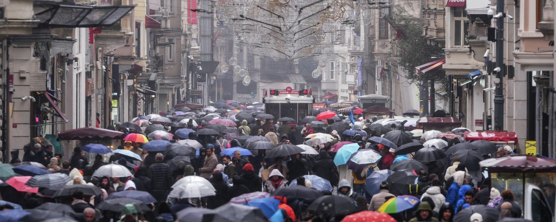 İstiklal Caddesi, yağmur, kalabalık - Sputnik Türkiye, 1920, 20.04.2026