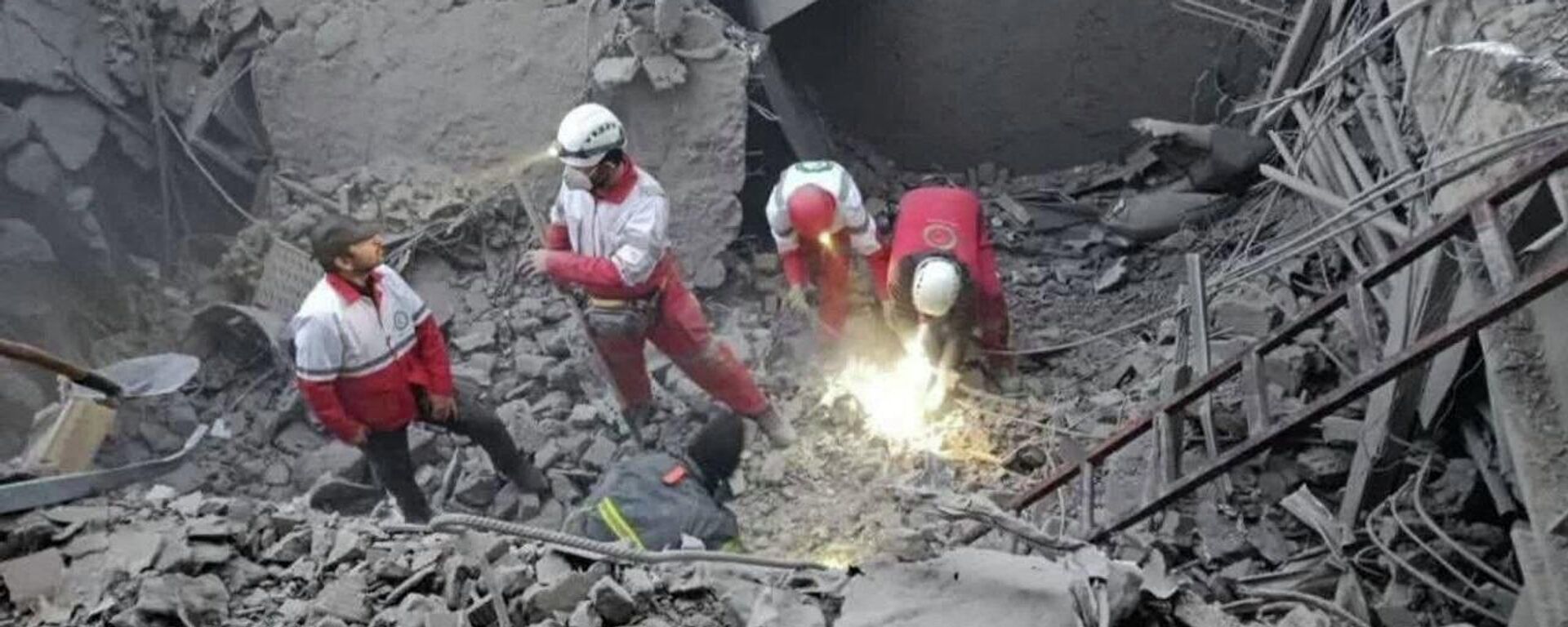 İran'ın Zencan kentinde bir cami yakınına saldırı sonucu oluşan hasar
 - Sputnik Türkiye, 1920, 31.03.2026