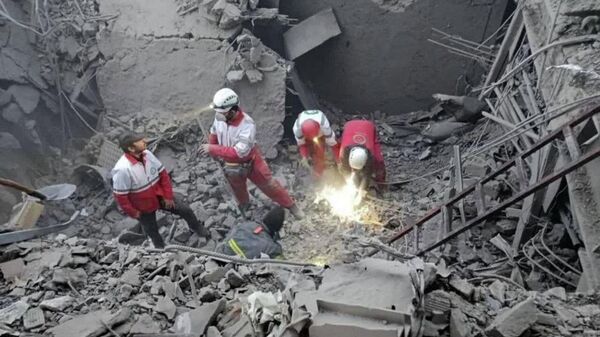 İran'ın Zencan kentinde bir cami yakınına saldırı sonucu oluşan hasar
 - Sputnik Türkiye