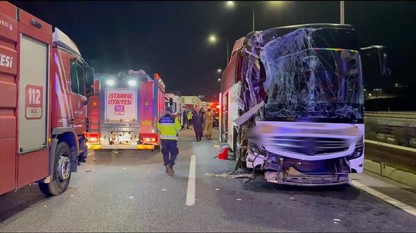 Kuzey Marmara Otoyolu'nda tırla yolcu otobüsü çarpıştı - Sputnik Türkiye