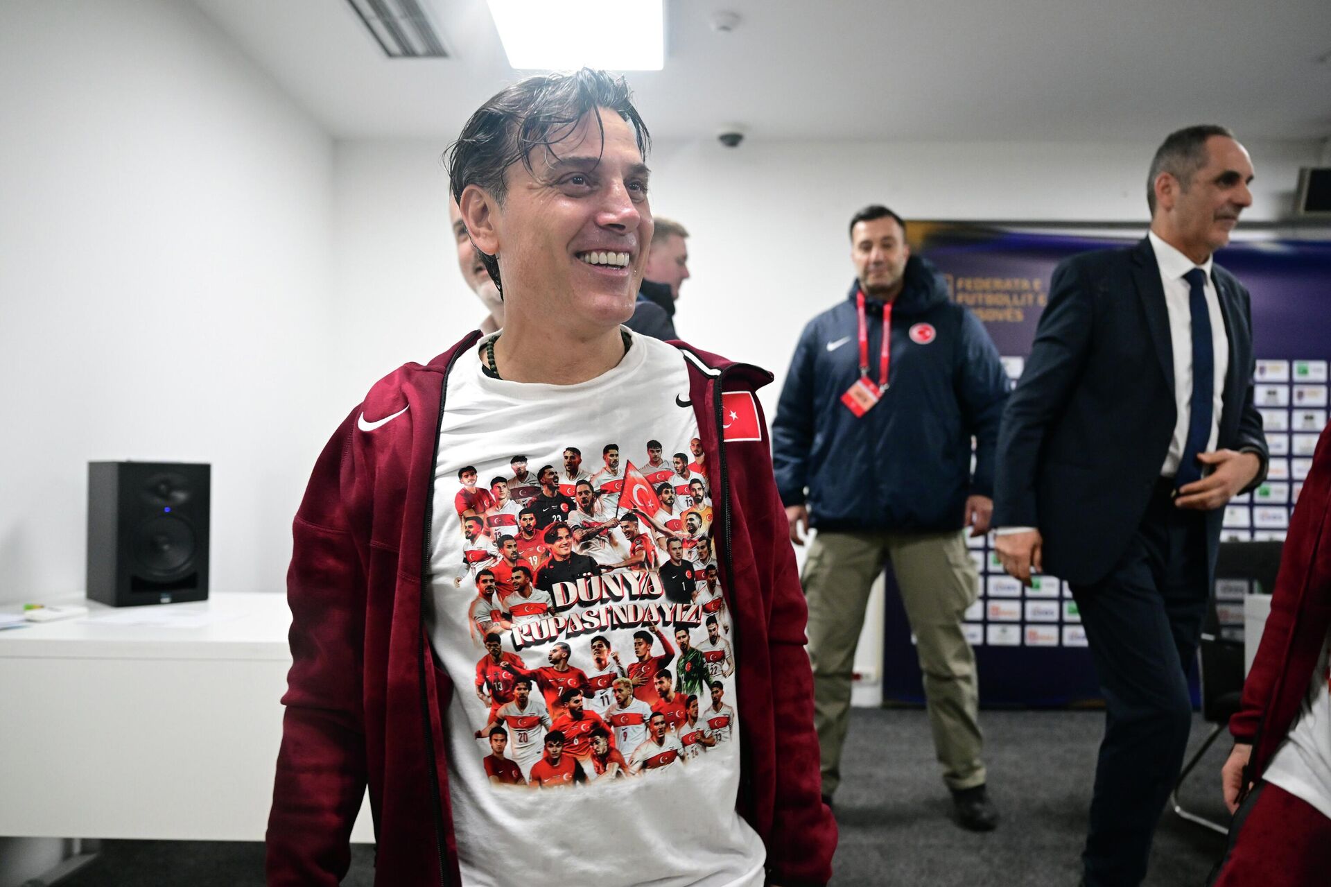 
Montella'nın Uyursam da bu tişörtle uyuyacağıma söz veriyorum dediği o tişörtüyle fotoğrafı
 - Sputnik Türkiye, 1920, 01.04.2026