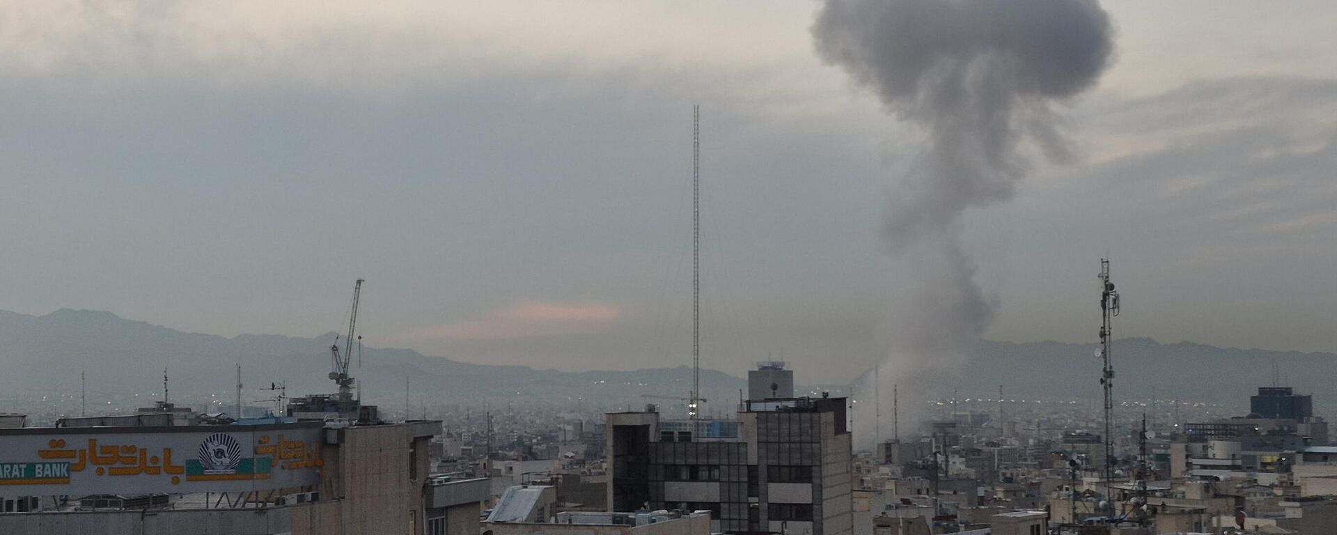 Tahran'ın merkez bölgelerinde şiddetli patlamalar - Sputnik Türkiye, 1920, 02.04.2026