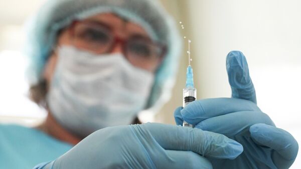 Медработник с вакциной  - Sputnik Türkiye