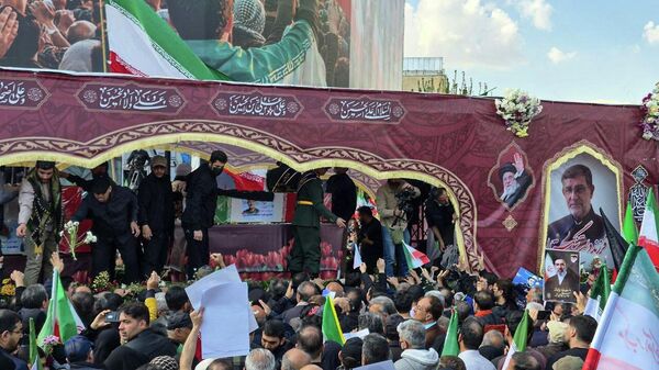 İran'da öldürülen Komutan Tengsiri için cenaze töreni düzenlendi - Sputnik Türkiye