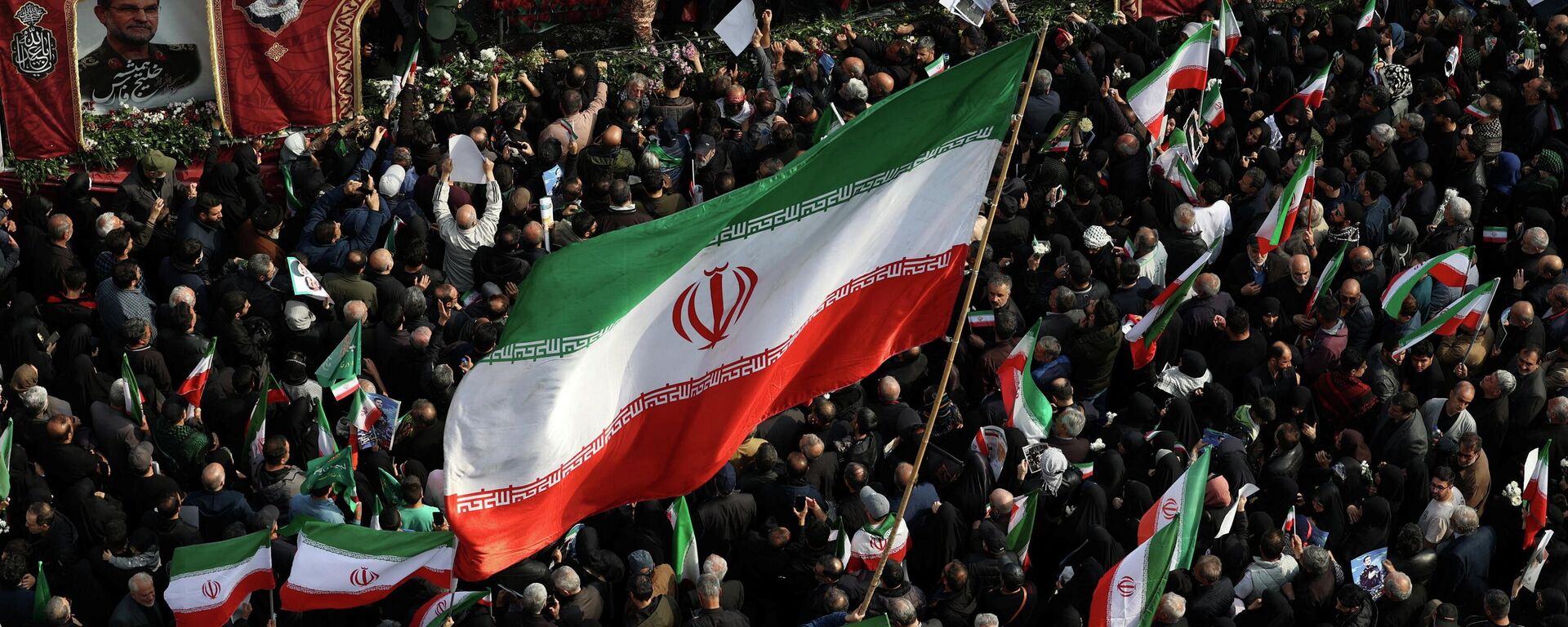 İran'ın öldürülen Deniz Kuvvetleri Komutanı Alirıza Tengsiri için Tahran'da cenaze töreni - Sputnik Türkiye, 1920, 01.04.2026