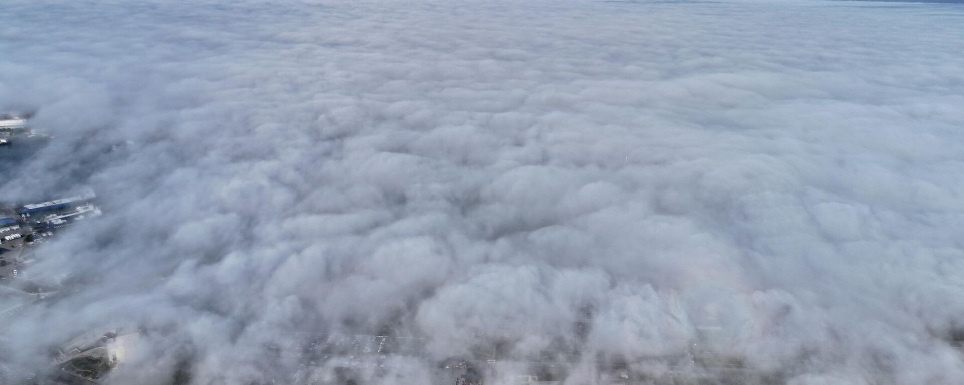 Samsun'da Karadeniz'in üzerini kaplayan sis denizi dronla kaydedildi - Sputnik Türkiye, 1920, 02.04.2026