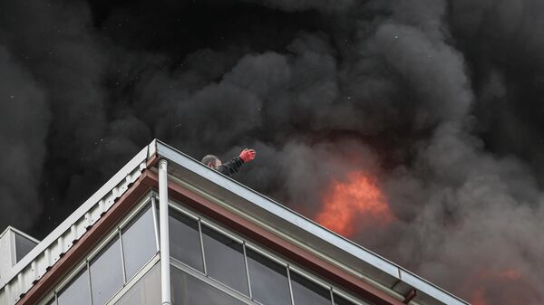 Bursa'da 8 katlı bir binanın çatı katında yangın çıktı - Sputnik Türkiye