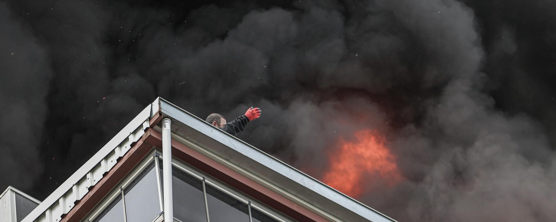 Bursa'da 8 katlı bir binanın çatı katında yangın çıktı - Sputnik Türkiye, 1920, 02.04.2026