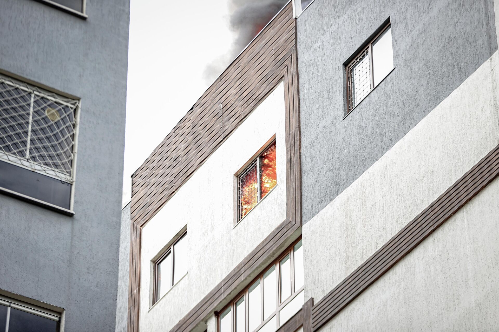 Bursa'da 8 katlı bir binanın çatı katında yangın çıktı - Sputnik Türkiye, 1920, 02.04.2026