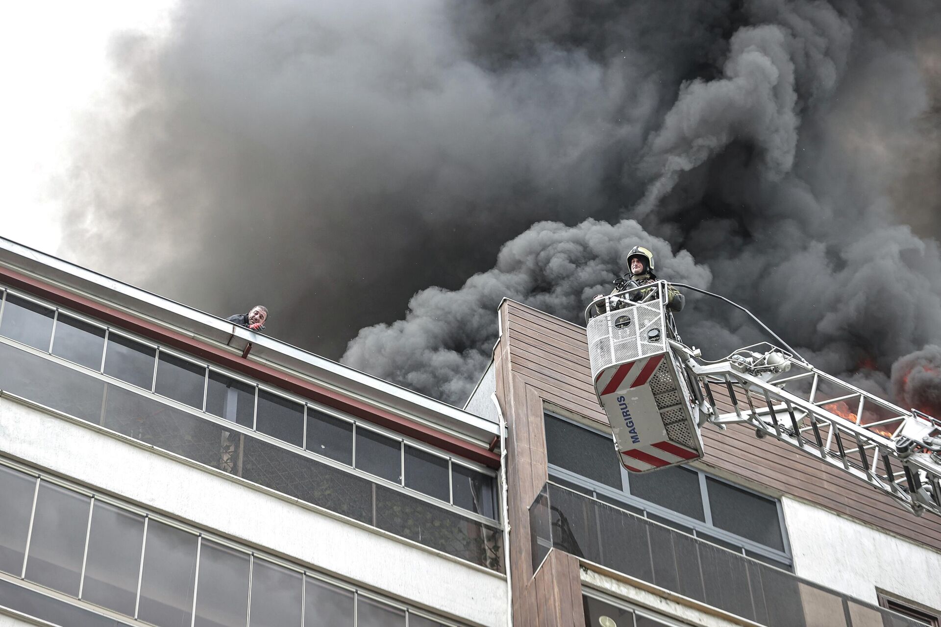 Bursa'da 8 katlı bir binanın çatı katında yangın çıktı - Sputnik Türkiye, 1920, 02.04.2026