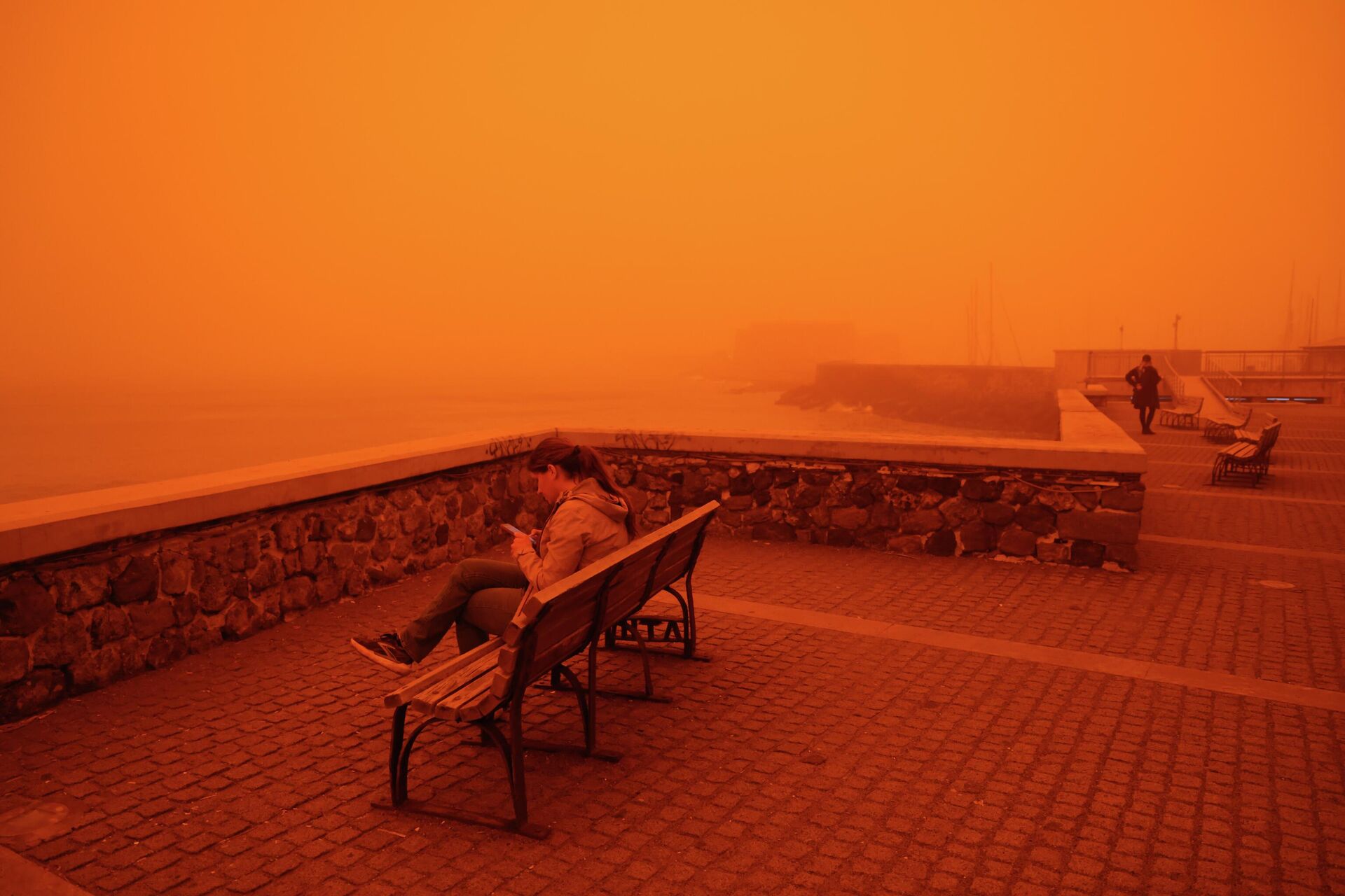 Çöl tozu Girit'i kızıla boyadı - Sputnik Türkiye, 1920, 02.04.2026