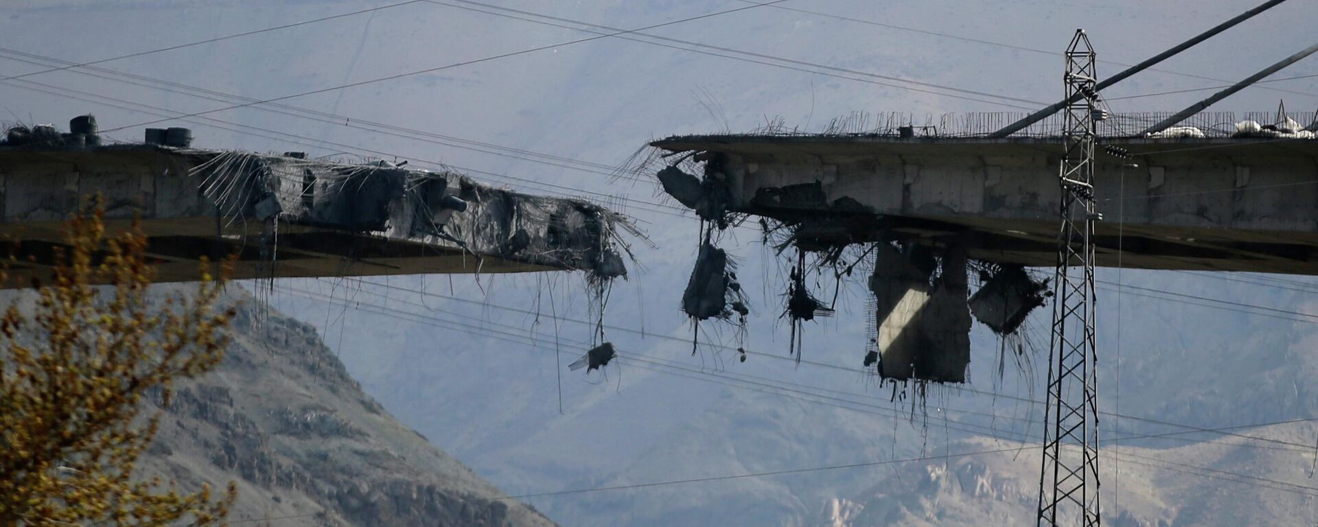 İran'ın Kerec kentindeki B1 Köprüsü - Sputnik Türkiye, 1920, 03.04.2026