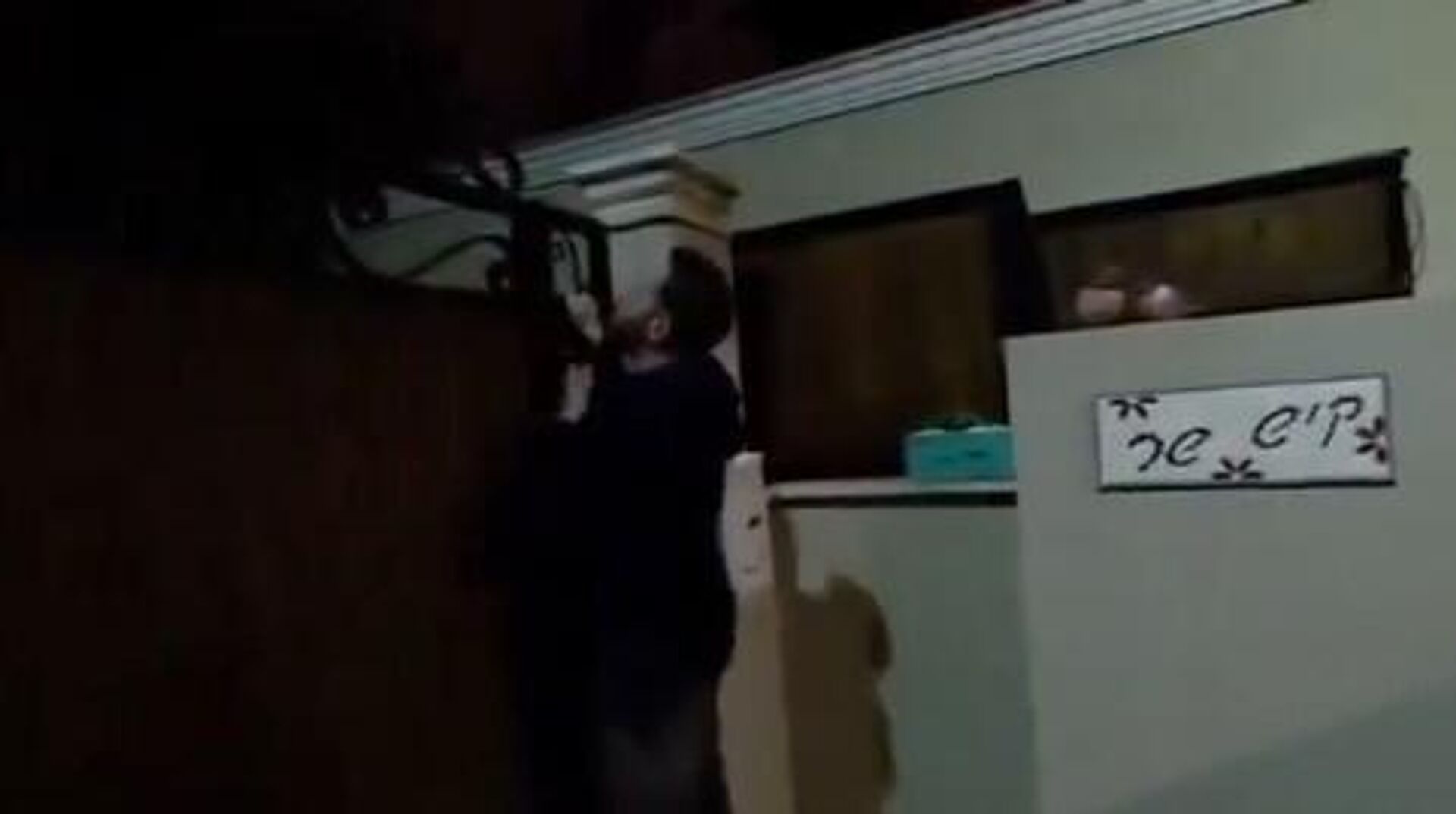 İsrail Eğitim Bakanı'nın sirenler çalarken kapısına gelenleri içeri almaması sosyal medyada gündem oldu - Sputnik Türkiye, 1920, 03.04.2026