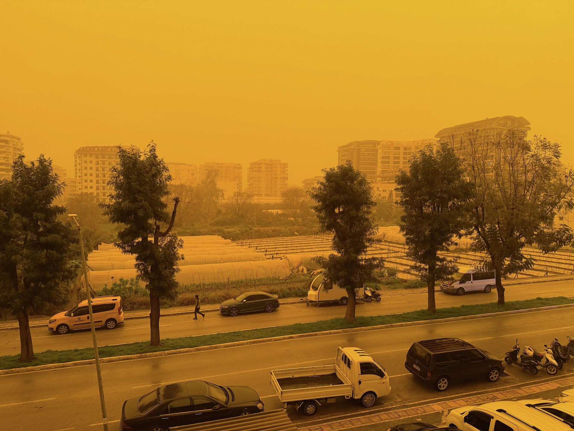 Antalya'nın Alanya ilçesinde gökyüzü Afrika'dan gelen çöl tozu nedeniyle turuncuya büründü. - Sputnik Türkiye, 1920, 03.04.2026