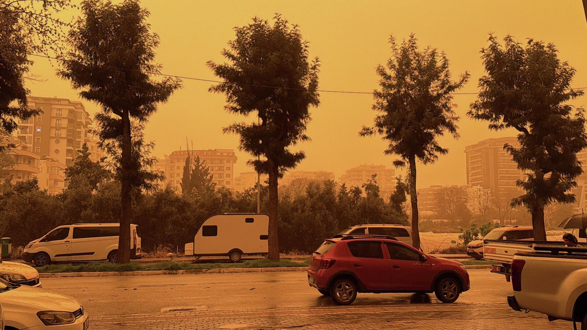 Antalya'nın Alanya ilçesinde gökyüzü Afrika'dan gelen çöl tozu nedeniyle turuncuya büründü. - Sputnik Türkiye, 1920, 03.04.2026