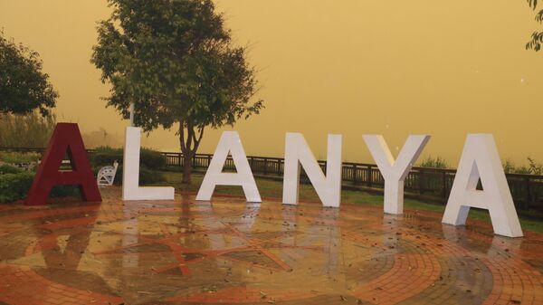 Antalya'nın Alanya ilçesinde gökyüzü Afrika'dan gelen çöl tozu nedeniyle turuncuya büründü. - Sputnik Türkiye