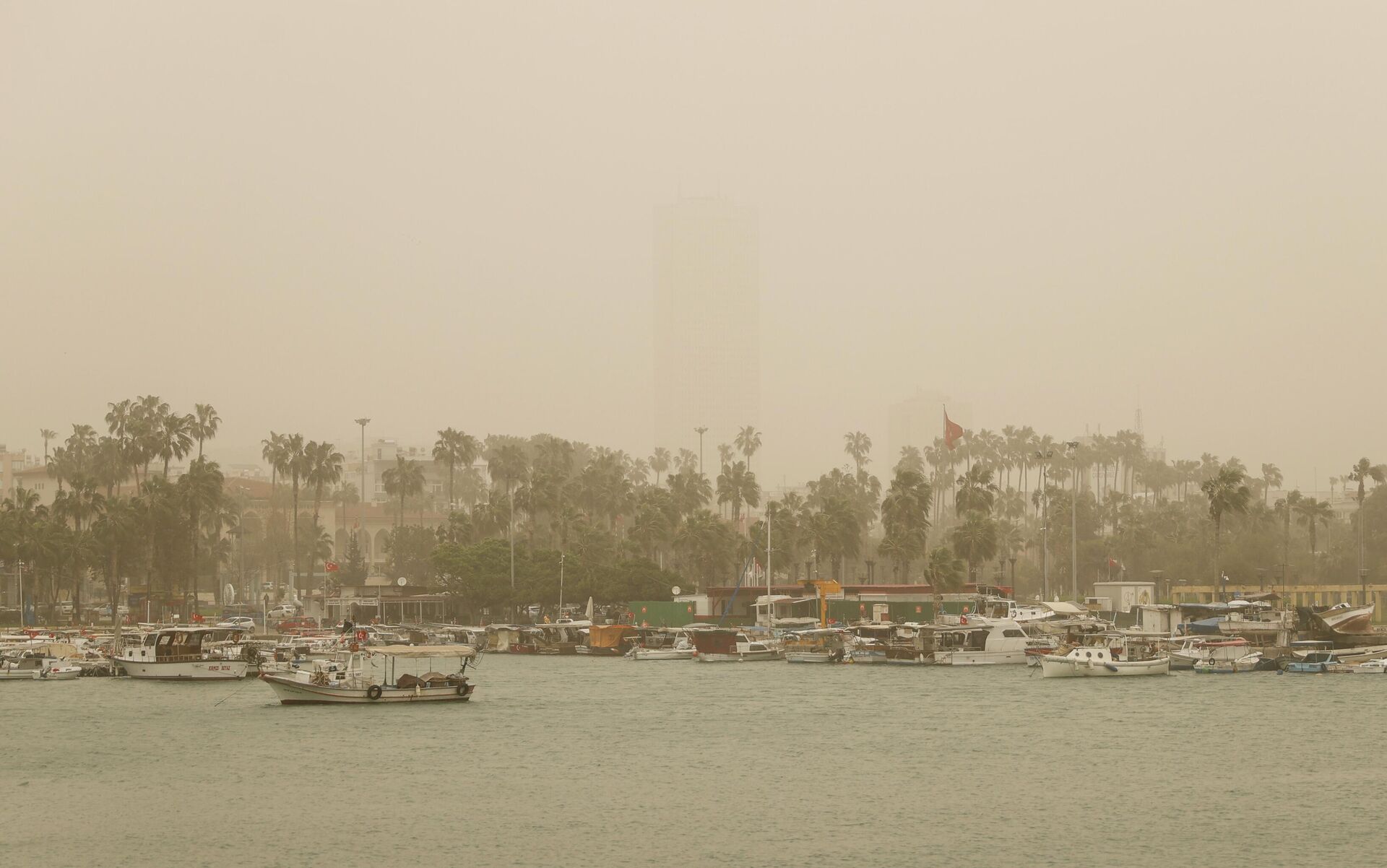 Mersin'de, toz taşınımı hayatı olumsuz etkiledi. Toz taşınımı nedeniyle görüş mesafesi ve hava kalitesi düştü.
 - Sputnik Türkiye, 1920, 03.04.2026