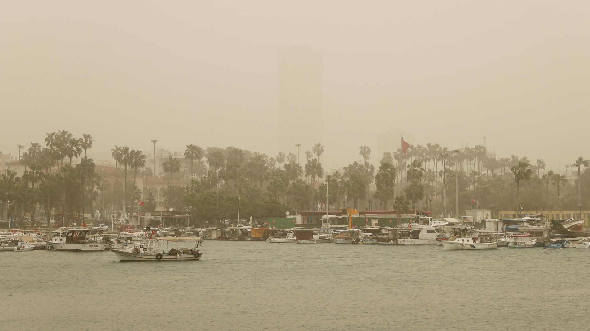 Mersin'de, toz taşınımı hayatı olumsuz etkiledi. Toz taşınımı nedeniyle görüş mesafesi ve hava kalitesi düştü.
Mersin'de, toz taşınımı hayatı olumsuz etkiledi. Toz taşınımı nedeniyle görüş mesafesi ve hava kalitesi düştü.
- Sputnik Türkiye, 1920, 16.04.2026