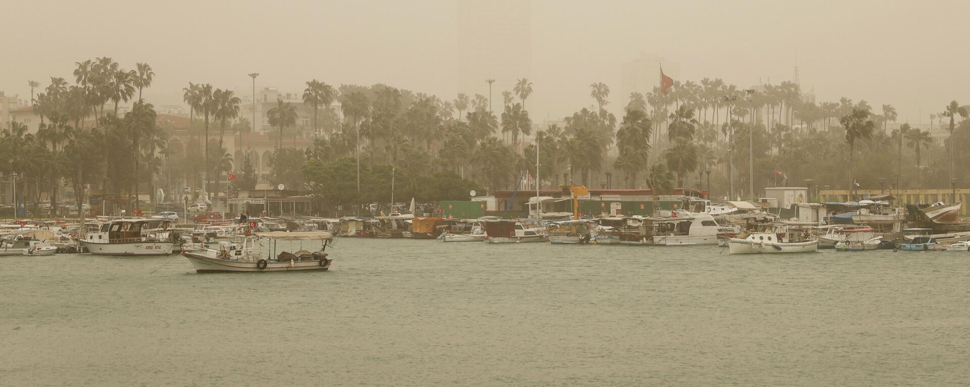 Mersin'de, toz taşınımı hayatı olumsuz etkiledi. Toz taşınımı nedeniyle görüş mesafesi ve hava kalitesi düştü.
 - Sputnik Türkiye, 1920, 16.04.2026