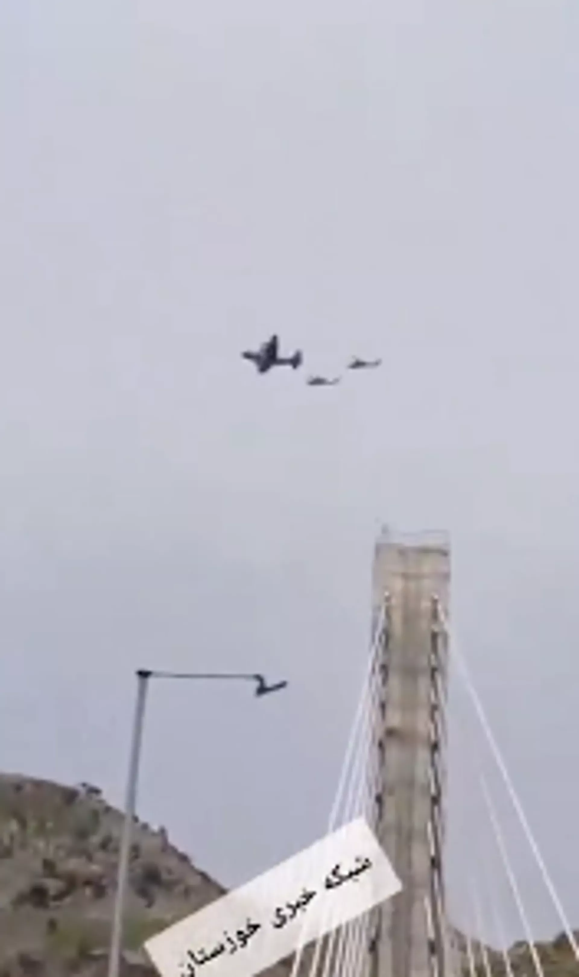 İran medyası, ABD hava güçlerinin düşen uçağın pilotlarını aradığı görüntüleri paylaştı İran medyası, ABD hava güçlerinin düşen uçağın pilotlarını aradığı görüntüleri paylaştı - Sputnik Türkiye, 1920, 03.04.2026