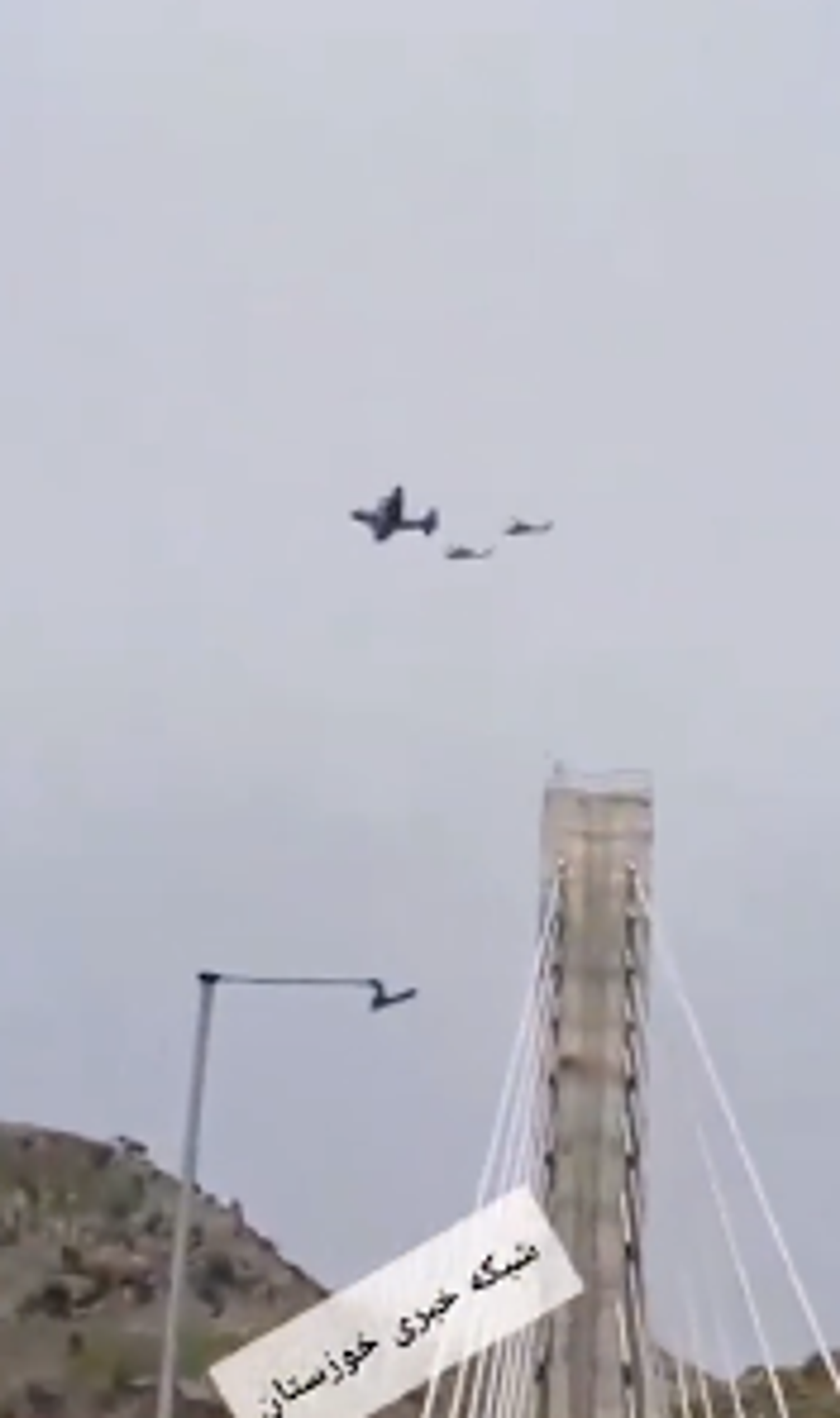 İran medyası, ABD hava güçlerinin düşen uçağın pilotlarını aradığı görüntüleri paylaştı - Sputnik Türkiye, 1920, 03.04.2026