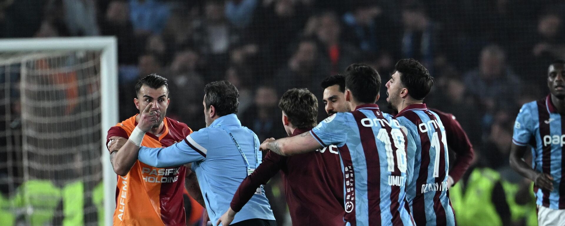 Abdülkerim Bardakcı ve Trabzonsporlu oyuncular gerilim yaşadı - Sputnik Türkiye, 1920, 05.04.2026