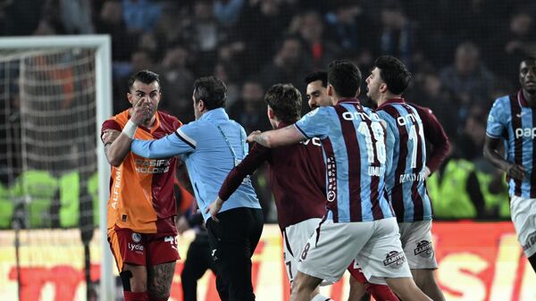 Abdülkerim Bardakcı ve Trabzonsporlu oyuncular gerilim yaşadı - Sputnik Türkiye