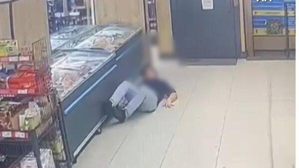 Market çalışanına yumruklu saldırı: Kafasını çarparak düştü, saldırgan yakalandı - Sputnik Türkiye