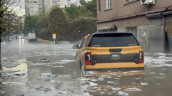 Adana'da etkili olan sağanak ve dolu nedeniyle cadde ve sokaklarda su birikintileri oluştu - Sputnik Türkiye