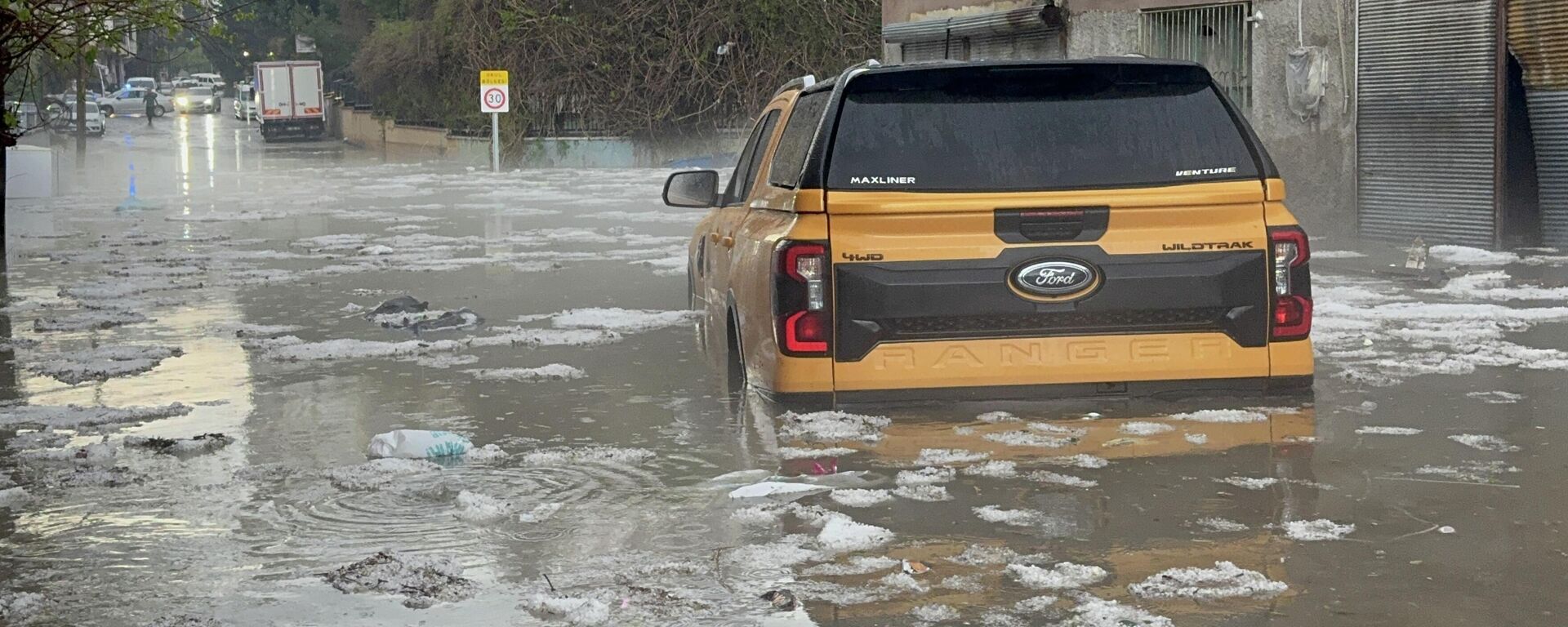 Adana'da etkili olan sağanak ve dolu nedeniyle cadde ve sokaklarda su birikintileri oluştu - Sputnik Türkiye, 1920, 05.04.2026
