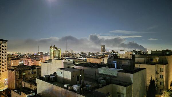 ABD ve İsrail, Tahran’ın doğu ve batısındaki yerleşim bölgelerine saldırı düzenledi - Sputnik Türkiye