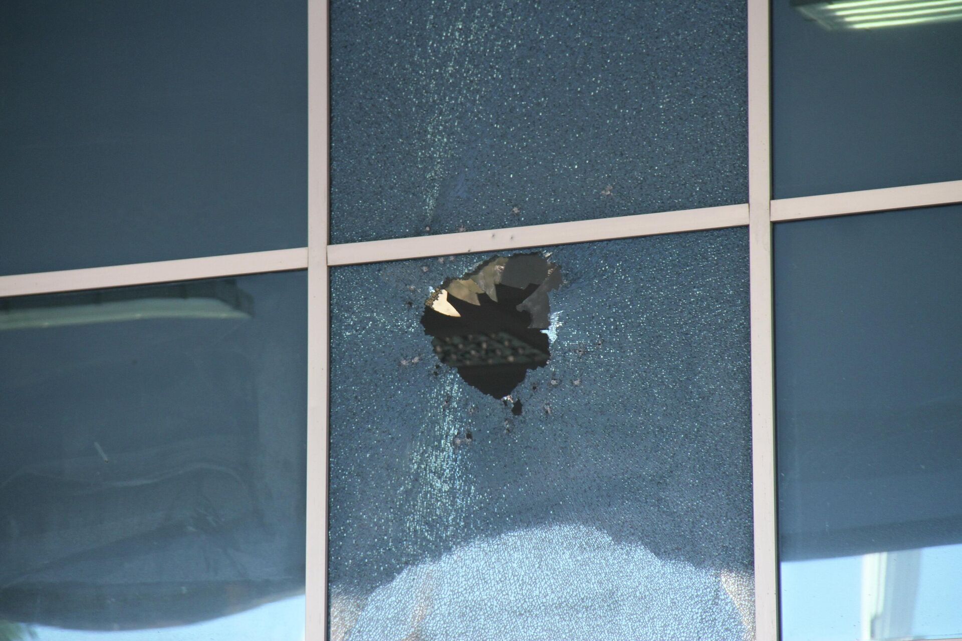 Antalya'nın Serik ilçesinde pompalı tüfekle belediye binasına ateş eden kişi yakalandı. - Sputnik Türkiye, 1920, 06.04.2026