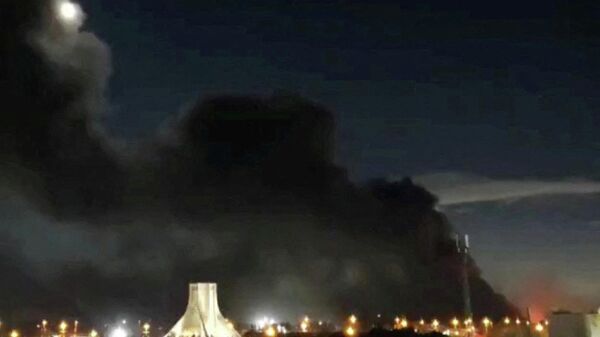 Tahran'daki Azadi Meydanı'na ABD-İsrail saldırısı - Sputnik Türkiye