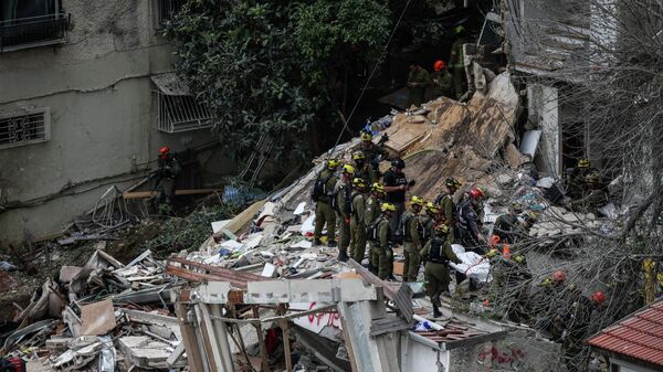 İsrail'in Hayfa kentinde füze isabet eden bir apartman çöktü - Sputnik Türkiye