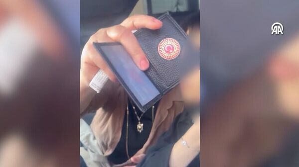 Trafikteki tartışmada sahte milletvekili kimliği gösteren kişi hakkında soruşturma başlatıldı - Sputnik Türkiye