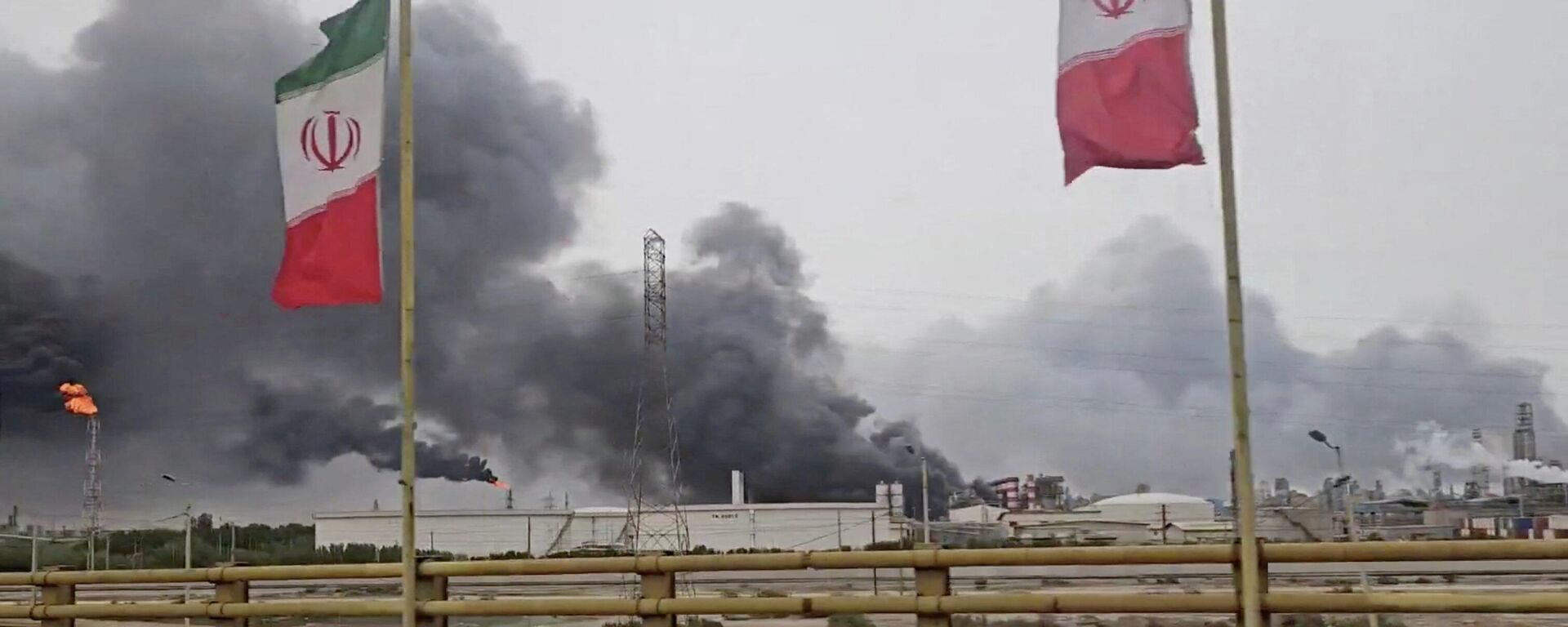 İran’ın Huzistan Eyaleti’nde, Bandar Mahşehr bölgesinde bulunan Mahşehr Petrokimya Bölgesi, ülkenin en önemli sanayi ve enerji merkezlerinden biri - Sputnik Türkiye, 1920, 07.04.2026