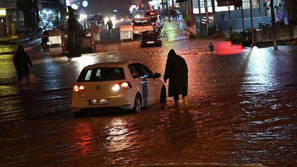Osmaniye'de etkili olan sağanakta Bülbül Deresi ve Savrun Çayı'nın taşması sonucu bazı araçlar akıntıya kapıldı, bazıları ise sular altında kaldı - Sputnik Türkiye