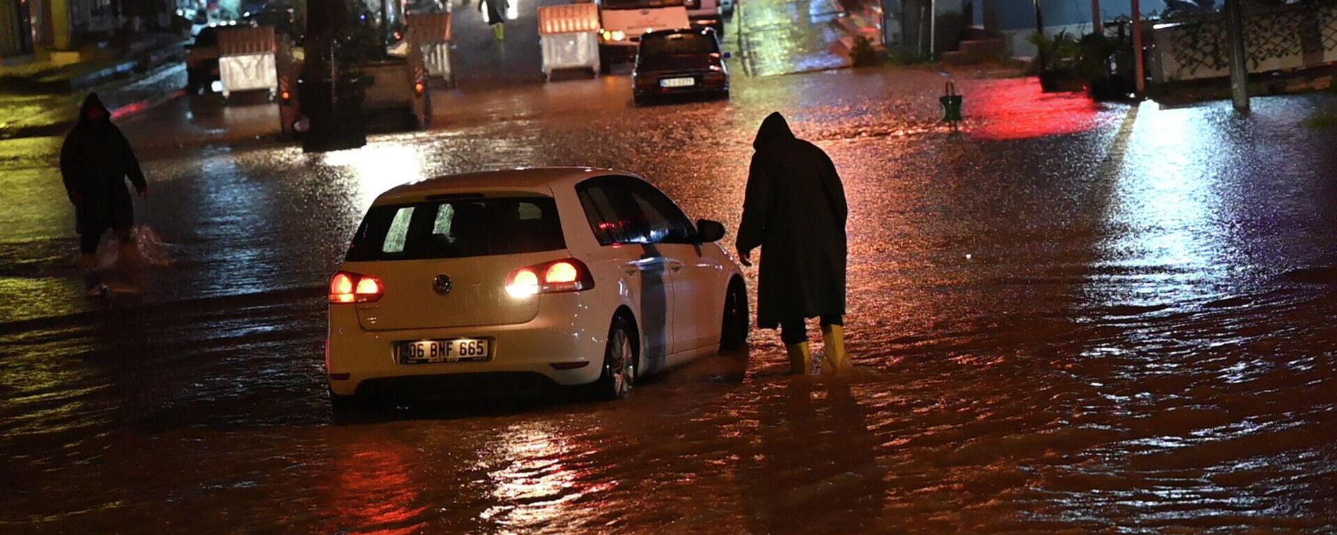 Osmaniye'de etkili olan sağanakta Bülbül Deresi ve Savrun Çayı'nın taşması sonucu bazı araçlar akıntıya kapıldı, bazıları ise sular altında kaldı - Sputnik Türkiye, 1920, 08.04.2026
