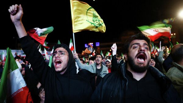 Ateşkes ilanının ardından İranlılar sokaklara döküldü - Sputnik Türkiye